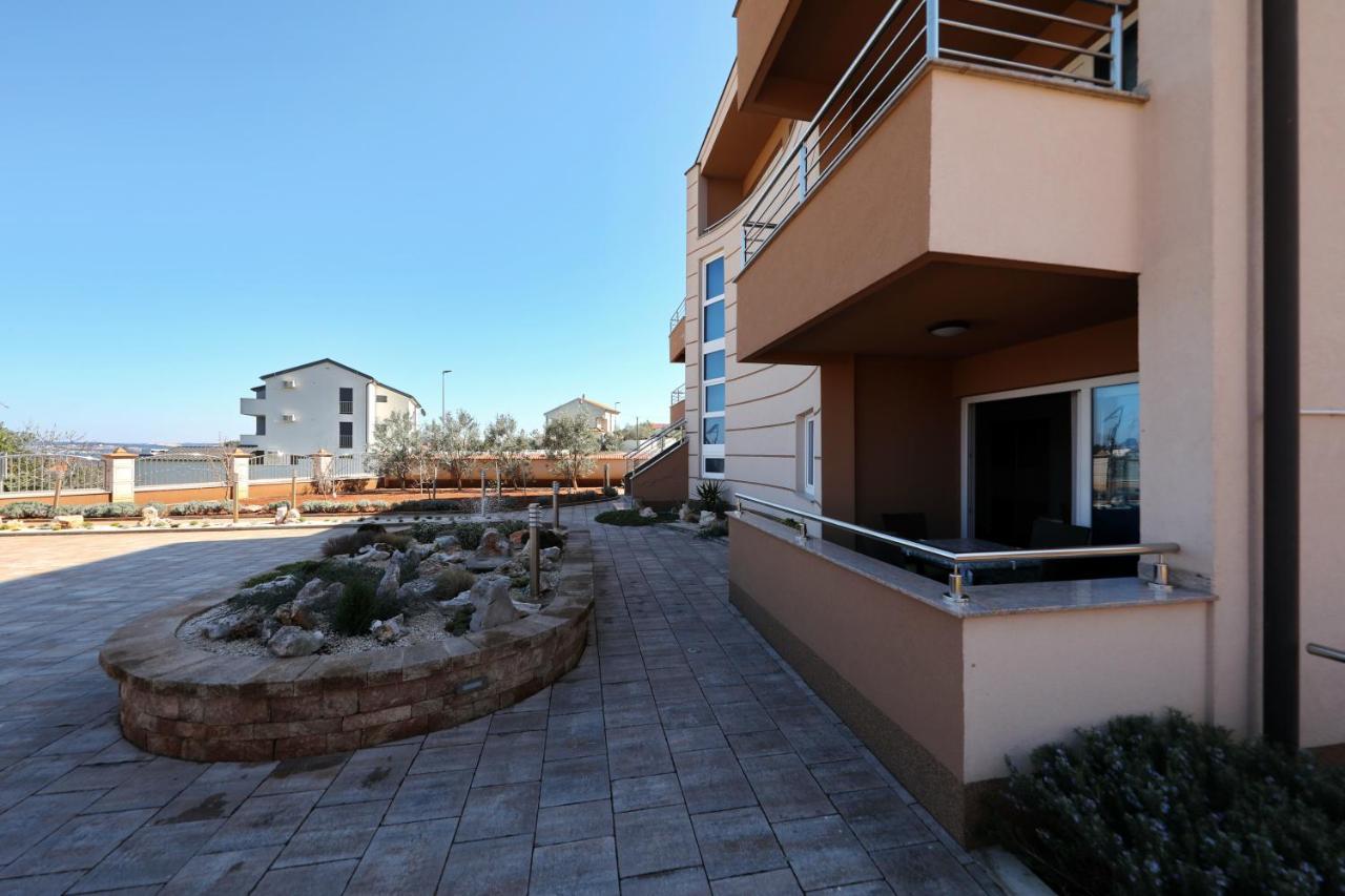 Apartment Dora Preko Exteriör bild